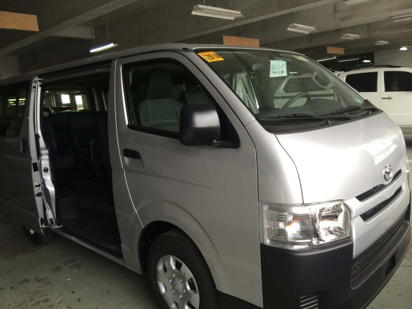 Hiace-Commuter-Van-1