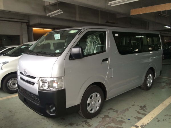 Hiace-Commuter-Van-3